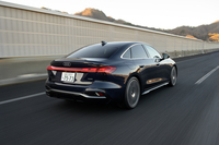 WLTCモードの燃費は17.7km/リッター。マイルドハイブリッド非搭載とはいえ、2リッターガソリンターボモデルの13.2km/リッターとは大きな差がある。