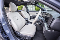 今回の試乗車では、オプションのベージュ2トーンインテリアカラーが選択されていた。「コナ」では全グレードの前席左右に、ヒーターとベンチレーション機能が標準で装備されている。