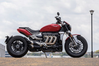 エンジンが異様なまでの存在感を放つサイドビュー。従来モデルより40kgの軽量化を実現しているというが、それでも装備重量は318kgに達する。