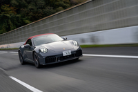 パワーユニットは「Tハイブリッド」と呼ばれる「911」専用のハイブリッド。駆動をアシストするモーターは8段DCTに組み込まれている。