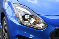 「RS」シリーズにはLEDヘッドランプが標準で装着される。