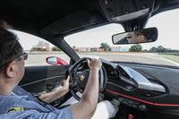 フォオラノのコースで「488ピスタ」にむちをあてる筆者。終始、その乗りやすさが印象的だった。