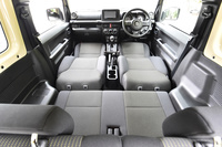 前席を倒せば、写真のような“くつろぎ空間”も作りだせる。助手席をフラット化することで、長尺物の運搬も可能に。