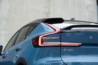 Z型のラインを描くリアコンビランプのデザインには「V60」や「XC60」との共通点もみられる。