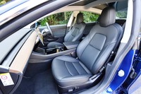 「パフォーマンス」グレードのインテリアは、本革仕立ての“プレミアムインテリア”。下位グレードのものは、部分的にレザーが使われる。