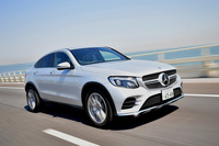 クーペモデルとなる「メルセデス・ベンツGLC220dクーペ 4MATICスポーツ（本革仕様）」。クーペではない今回の試乗車に比べ、全長で65mm、全幅で40mm大きく、全高は40mm低くなっている。
