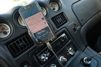 久々の登場となったスマートフォン固定用のクレードルとUSBソケット。この時のために、ヒューズが飛んでいたシガーソケットも直してもらったのだ。