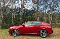 クーペライクなフォルムがステキな「BMW X2」。この日に試乗したのは「X2 xDrive20i Mスポーツ」で、車両本体価格は628万円。紅葉したモミジのような真っ赤なボディーカラーは「ファイヤーレッド」と呼ばれるもの。