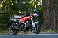 2022年3月に実車がお披露目され、大いに反響を集めた「ホンダ・ダックス125」。当初は同年7月21日の発売予定だったが、サプライチェーンの混乱から、そのスケジュールは2カ月遅れの同年9月22日にずれ込んだ。