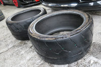 ホイールから外されたフロントの「トーヨー・プロクセスR888R」。こうして見ると、こちらも随分すり減っていた。