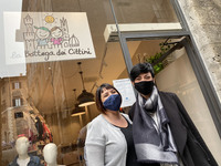 ここからは筆者が住むイタリア・シエナで、マスクにまつわる風景を少々。子供服店にて。店主のマルタさん（左）とスタッフ。