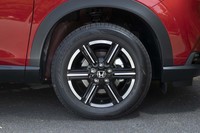 「G」には16インチのタイヤ＆ホイールが標準装備。ホイールハウスとの間がスカスカで、やはりハイブリッドの上位グレード向けの18インチがしっくりくる。