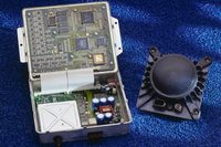 自動車に電子制御が導入されて久しいが、これまでは「変速機の制御は変速機のECUが、エアコンの制御はエアコンのECUが……」と、ひとつの部品／システムを、ひとつのECUでコントロールするのが当たり前だった。写真は「メルセデス・ベンツSクラス」（W220）の変速機用電子制御ユニット。