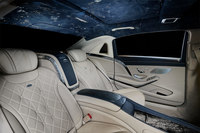 西陣織や、引箔（ひきはく）、漆、螺鈿（らでん）などの装飾が用いられた「メルセデス・マイバッハSクラス」。