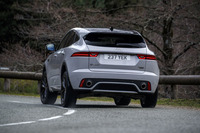 サスペンションは前がマクファーソンストラットで、後ろがマルチリンク。リアデフの前部に配置された電子制御式マルチプレートクラッチにより、後輪へ駆動力を配分する。