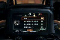 「アダプティブライドハイト」は、車速の低下に伴い車高が下がるタイミングを任意で調整可能。車高を高い状態でホールドすることもできる。