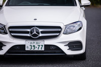 フロントグリル中央にあるスリーポインテッドスターには、メルセデス自慢の統合安全機能「インテリジェントドライブ」を支えるレーダーシステムが内蔵されている。このレーダーは前方約250mまでの車両や障害物が検知できる。