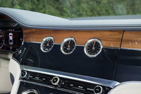 ウッドパネル／ナビ画面／アナログ3連メーターが三角柱の各面に置かれる「ローテーションディスプレイ」を新採用した。