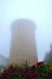 参考までに。フィアットの創業者ジョヴァンニ・アニェッリによって開発されたスキーリゾート「セストリエレ」に現存する円筒形のホテルも、ボッティーノの設計である。2005年撮影。