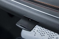 カードキーのスロットは、助手席前方に用意されている。