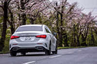 ハッチバックの「Aクラス」や「Bクラス」、SUVの「GLA」などと共通するエンジン横置き用のプラットフォーム「MFA2」を採用。サスペンションはフロントがマクファーソンストラット式、リアがトーションビーム式で、高速域ではフラット感のある落ち着いた挙動や優れた直進性が持ち味となる。