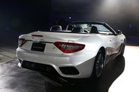 リアまわりでは、ややセンター寄りに配置された丸形テールの2本出しマフラーが「MC」の特徴となっている。