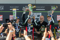 ローヴェレーシングのドライバーはこの表情。いろいろあったけど勝ちは勝ち。