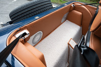 荷室に備わるオプションのスピーカー。オーディオはないが、Bluetoothでつないだ携帯機器の音楽を流せる。