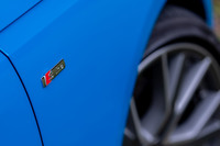 フロントフェンダー左右に「S line」エンブレムを装着する「45 TFSIクワトロSライン」。試乗車の外装色は「ターボブルー」と呼ばれるオプションカラー。