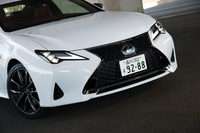 フロントバンパーの端に配された、ヘッドランプユニットから下に伸びるプレスラインが「LC」譲りのデザイン要素。L字のクリアランスランプを内蔵したヘッドライトユニットも新しい。