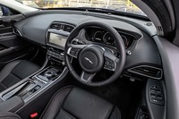 ドアからダッシュボードにかけて、包み込まれるようなデザインを採用する「XE」。ほとんど新車のような状態を保っていた。