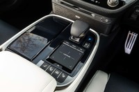 シフトレバー手前には、タッチパッド式のインフォテインメントシステムの操作デバイスが配置される。