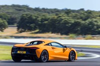 いかなる走行環境においても、極めて安定したコーナリング性能をみせる「マクラーレン・アルトゥーラ」。前後重量配分は42：58となっている。