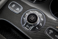 走行モード切り替え機構「ベントレードライブダイナミクスモード」（オンロード向け、4種類）に、オプションの「オールテレインスペシフィケーション」（オフロード向け、4種類）を加えると、最大8種類から走行設定を選ぶことができる。