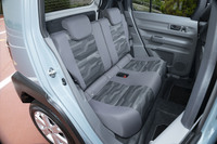 乗車スペースとしても積載スペースとしても機能的に使える、“フレキシブルスペース”というコンセプトのもとにデザインされた後席まわり。シートやドアパネルなどの意匠が、前席と異なっている点にも注目。