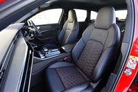 高品質なバルコナレザー仕立てのスポーツシート。エンボス加工された「RS」ロゴやレッドステッチが目を引く。