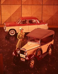 手前は1932年「ダットサン11型フェートン」、奥は1959年「ダットサン・ブルーバード」（310型）。