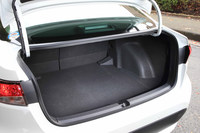 開口部の大きなトランクの容量は429リッター。9.5インチのゴルフバッグが3つ収納できる。
