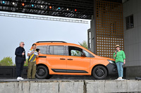 「クルール ディーゼル」を紹介するモータージャーナリストの竹岡 圭さん（写真右）とお笑いグループ、安田大サーカスの団長安田（真ん中）、ルノー・ジャポンのフレデリック・ブレン氏（左）。