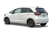 リアウィンドウやリアコンビランプの段差を抑えることで“塊感”が強調されている。