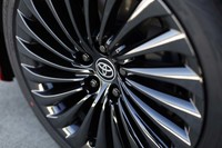 ブラックスパッタリング塗装が施された20インチアルミホイール。グレードにより19インチサイズのホイールも用意される。