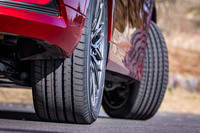 「マツダCX-80」に装着された235/50R20サイズの「アドバンV61」。センターリブの両側とその他リブのイン側に施した稲妻型の切り込みが水膜に対してエッジ効果を発揮する「ライトニングエッジグルーブ」の採用も、セリングポイントとして紹介される。