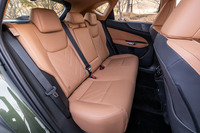 フロントシートと同じく本革の表皮で仕立てられる「NX250“バージョンL”」のリアシート。シートヒーターと充電用のUSB Type-Cポートが標準で装備されている。