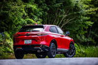 新型「ヴェゼル」の「スポーツスタイル」は、新開発の18インチアルミホイール「MS-050」の装着を想定したコーディネート。「フロントグリル」や「フロントロアースカート」、「サイドロアーガーニッシュ」などでスポーティーなエクステリアに仕上げられている。