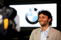 2009年4月、BMWのブランドアンバサダー調印式におけるヨナス・カウフマン氏。