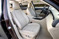 試乗車の内装色は「グレージュ」。標準はブラック×ブラックステッチで、プレミアムレザーのシート表皮（ベンチレーションとセットのオプション）をチョイスした場合のみカラーリングを変更できる。