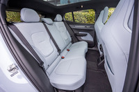 後席のスペースはヘッドルーム、ニールームともに大人でも十分なスペースが確保されるものの、爪先があまり前に出せなかった。背もたれには60：40の分割可倒機構が備わり、積載物によってアレンジが可能だ。