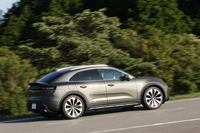 今回は早朝に東京を出発し、西へと向かった。復路は駿河湾側から伊豆半島に入り、箱根を経由して帰京。トータルで417.9kmを走行した。フル充電で出発したおかげか追加充電なしでも帰ることができそうだったが、念のために高速道のPAで30分間の急速充電を行った。最終的な車載電費計での電力消費率は5.8km/kWhとなった。