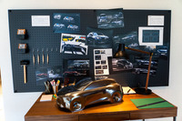 デザイン画や“御神体”と呼ばれる立体など、「LBX」の開発に用いられたアイテムにも触れられる。