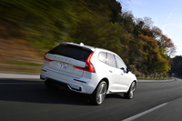 「XC60」のエクステリアカラーは今回の試乗車の「クリスタルホワイトプレミアムメタリック」を含む全9色から、インテリアは同じく「ブロンドチャコール／チャコール」を含む全5色から、それぞれ選択できる。